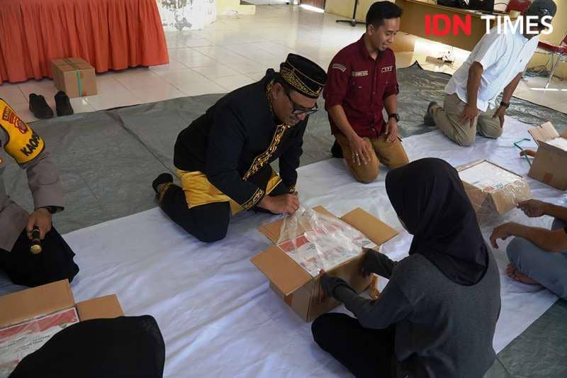 Pj Bupati PPU Zainal Arifin melihat proses pelipatan surat suara Pilkada (IDN Times/Ervan)