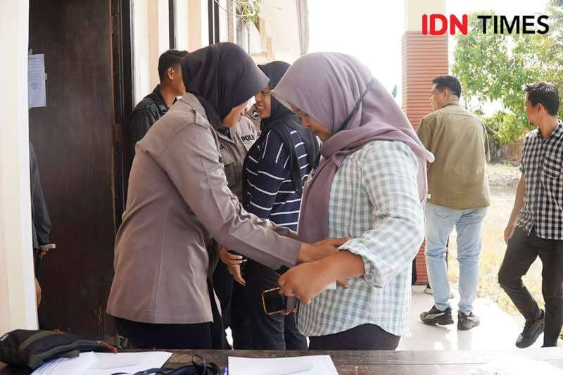 Pemeriksaan badan oleh anggota Polisi terhadap petugas penyortiran dan pelipatan surat suara Pilkada PPU (IDN Times/Ervan)