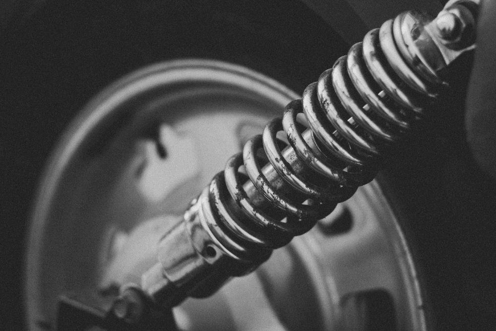 Hal-hal yang Bikin Bantingan Suspensi Motor Jadi Keras