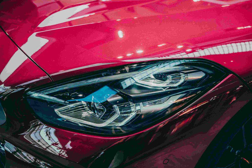 ilustrasi headlamp pada mobil (pexels.com/maria-geller)