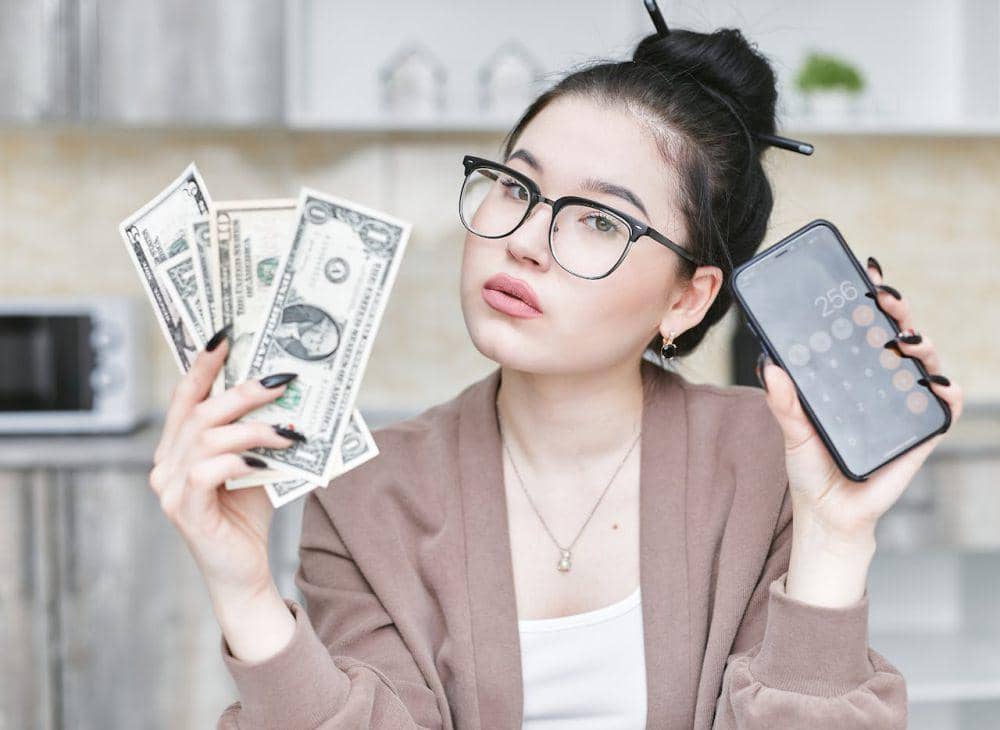 ilustrasi memegang uang (pexels.com/Mikhail Nilov)