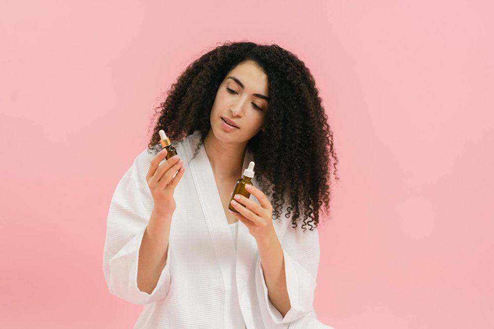 ilustrasi wanita memegang skincare (pexels.com/SHVETS production)