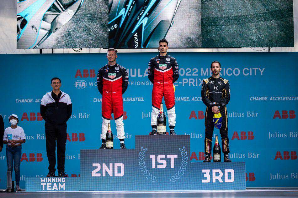 Pascal Wehrlein (kedua dari kanan) menjuarai E-Prix Meksiko 2022 diikuti Andre Lotterer (kiri Wehrlein) di podium kedua dan Jean-Eric Vergne (kanan) di podium ketiga. (fia.com)