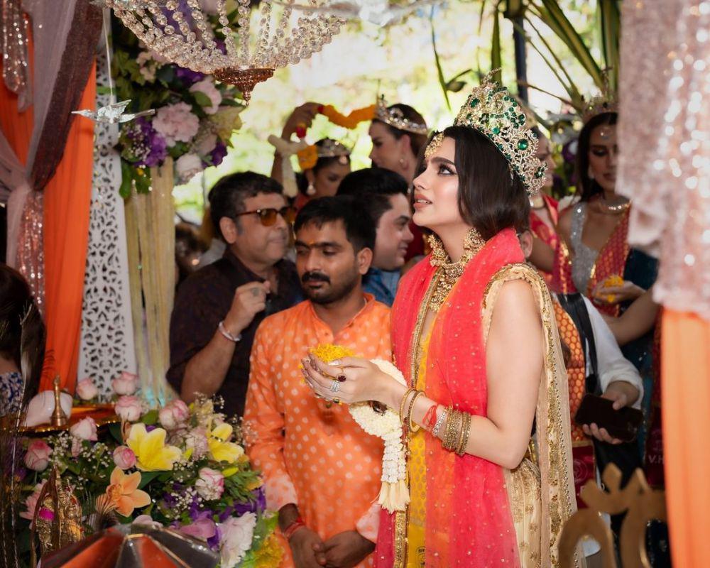 7 Potret Miss Grand International 2024 Rachel Gupta Rayakan Diwali