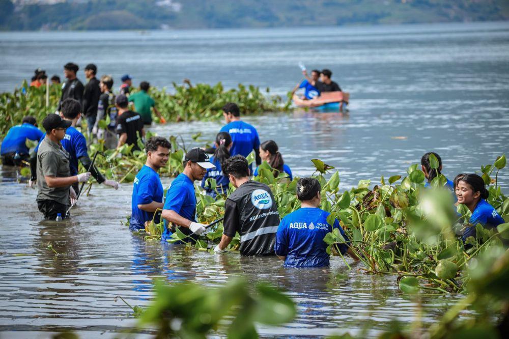 Atasi Masalah Eceng Gondok, AQUA dan Warga Bersihkan Danau Toba