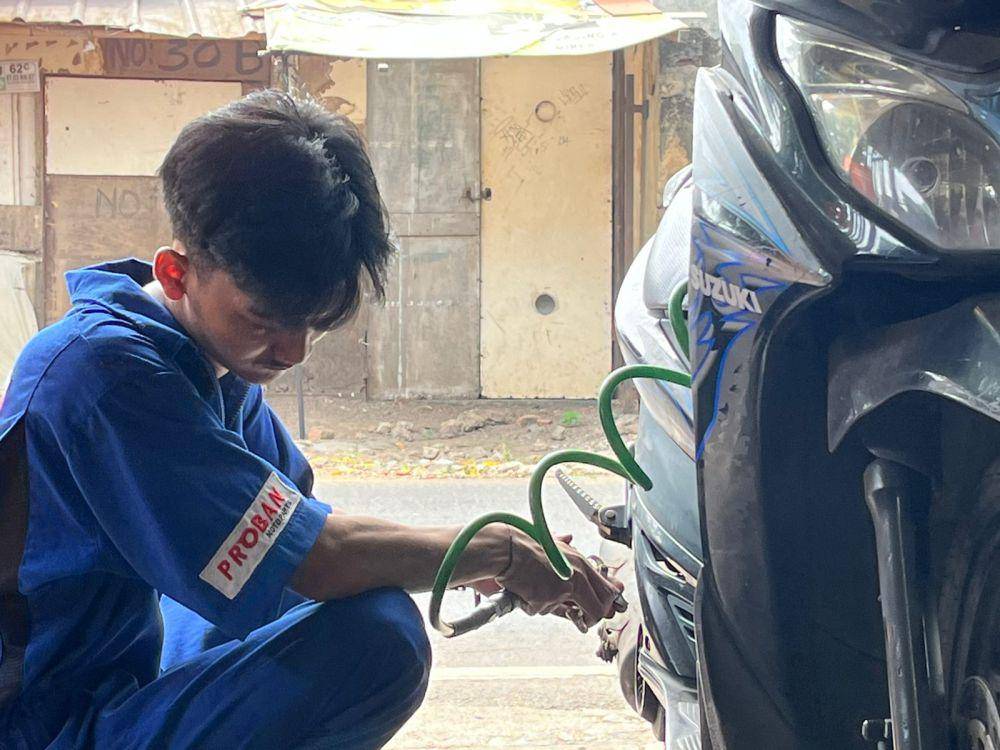 Ilustrasi mengganti oli motor (Istimewa)