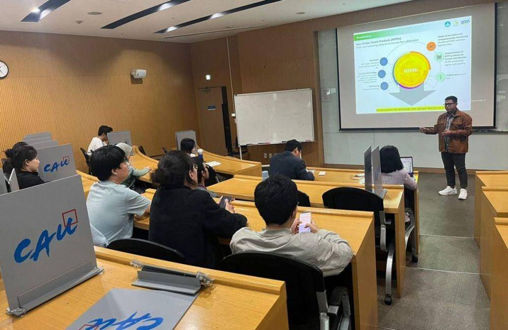 Presentasi Dosen Program Studi Rekayasa Kehutanan, Fakultas Teknologi Industri di Institut Teknologi Sumatera Sena Maulana terkait peran bambu bisa gantikan kayu tradisional pada industri konstruksi (itera.ac.id)