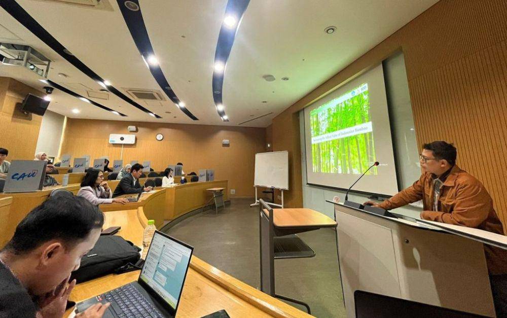 Presentasi Dosen Program Studi Rekayasa Kehutanan, Fakultas Teknologi Industri di Institut Teknologi Sumatera Sena Maulana terkait peran bambu bisa gantikan kayu tradisional pada industri konstruksi (itera.ac.id)
