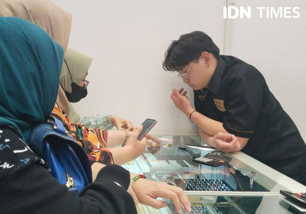 Ilustrasi transaksi pembelian emas di Palembang (IDN Times/Feny Maulia Agustin)