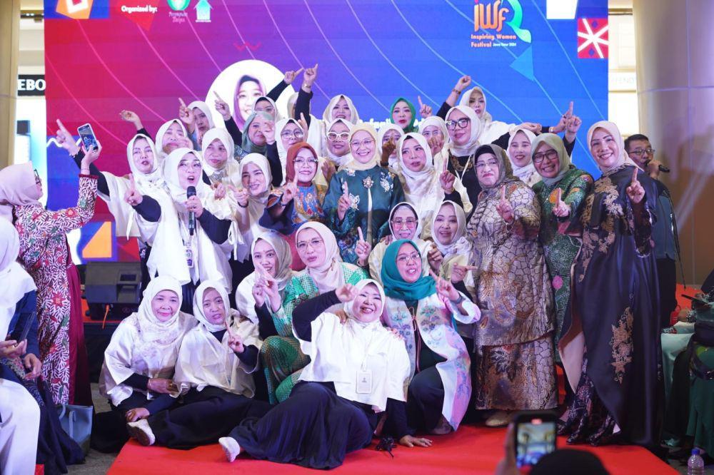 Istri Menko Pemberdayaan Masyarakat ke Surabaya, Bagikan Ini