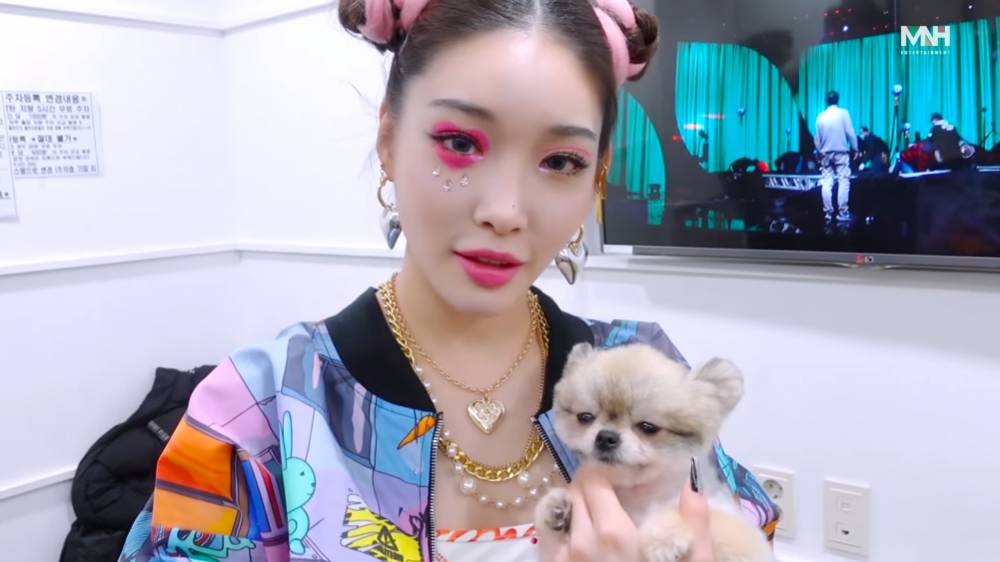 Chung Ha dan hewan peliharaannya (youtube.com/@CHUNGHA_OFFICIAL)