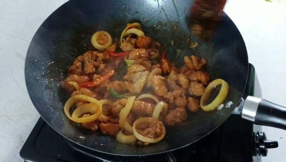 ilustrasi memasak ayam popcorn asam manis (YouTube.com/Mimo Daily)