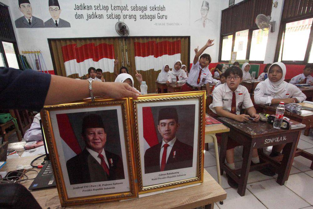 Sejumlah siswa SDN Pondok Labu 14 Pagi menyimak materi dari guru mereka tentang Presiden Prabowo Subianto dan Wapres Gibran Rakabuming Raka di Jakarta, Selasa (22/10/2024). ANTARA FOTO/Reno Esnir/app/foc