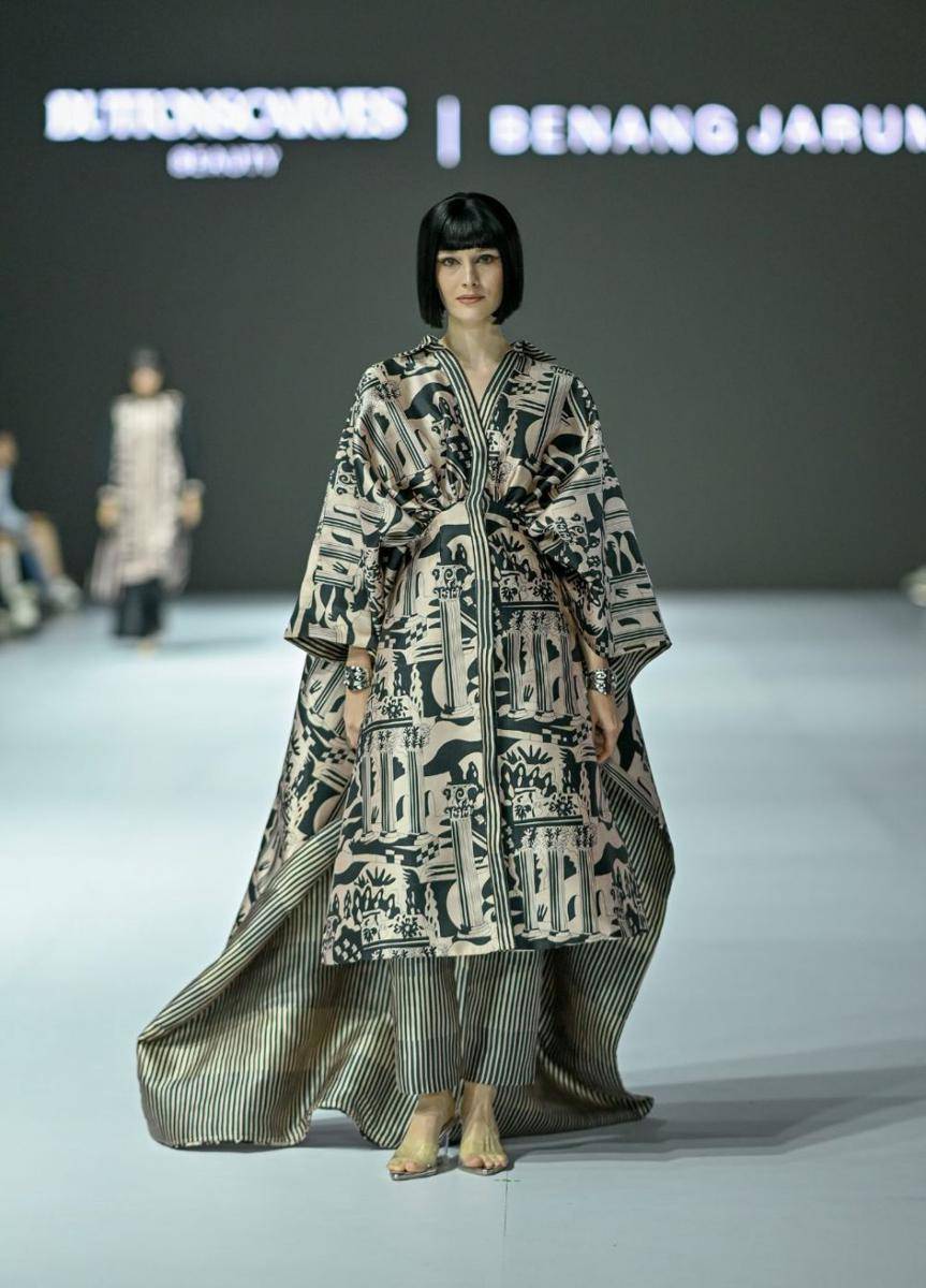 koleksi Modest dari Benang Jarum di JFW 2025 (dok. Jakarta Fashion Week/Dandy Hendrata)