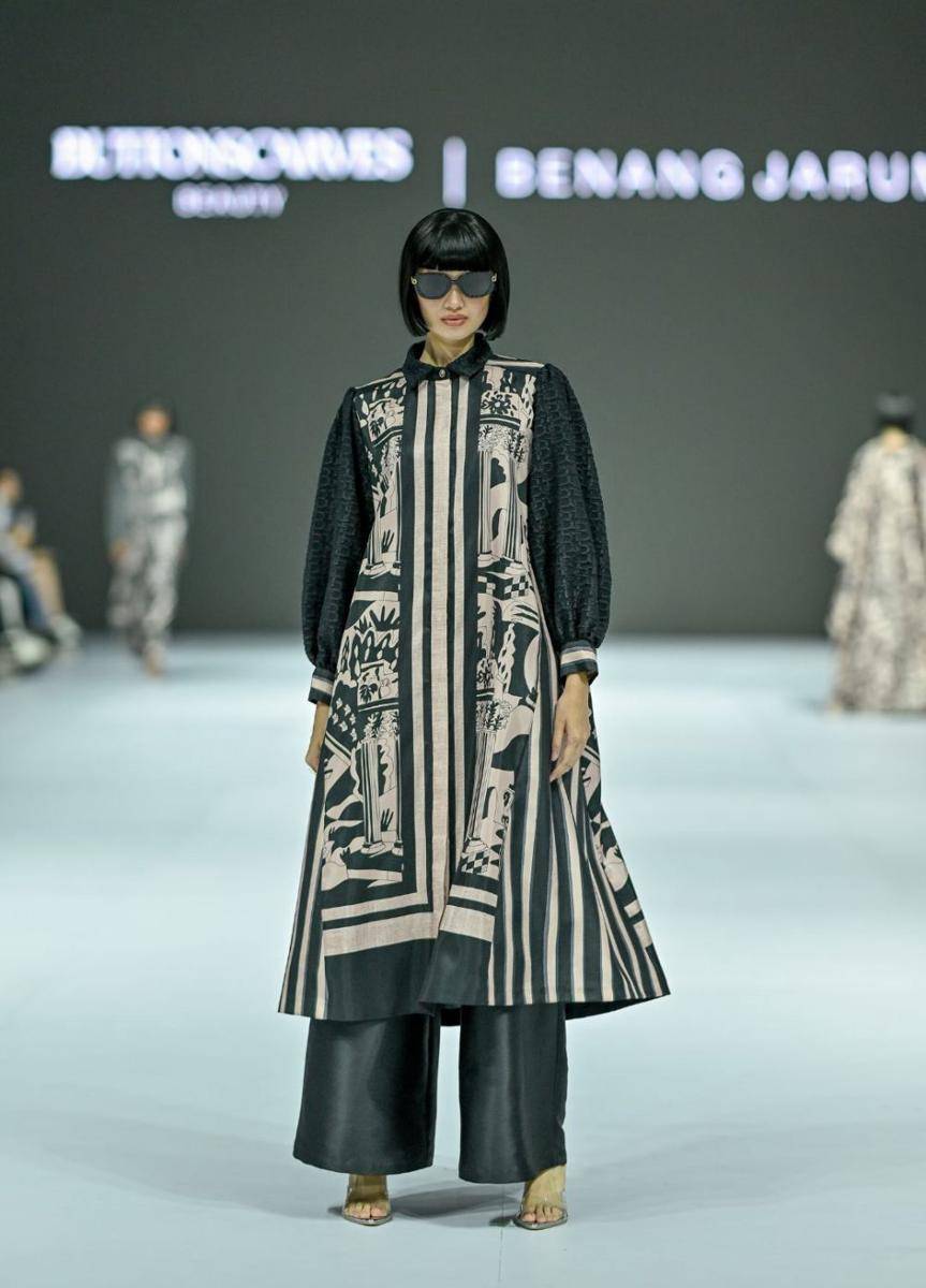 koleksi Modest dari Benang Jarum di JFW 2025 (dok. Jakarta Fashion Week/Dandy Hendrata)