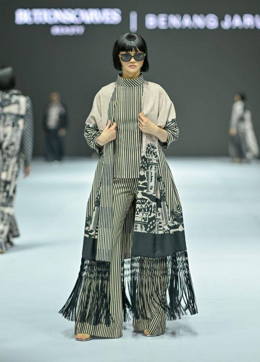 koleksi Modest dari Benang Jarum di JFW 2025 (dok. Jakarta Fashion Week/Dandy Hendrata)