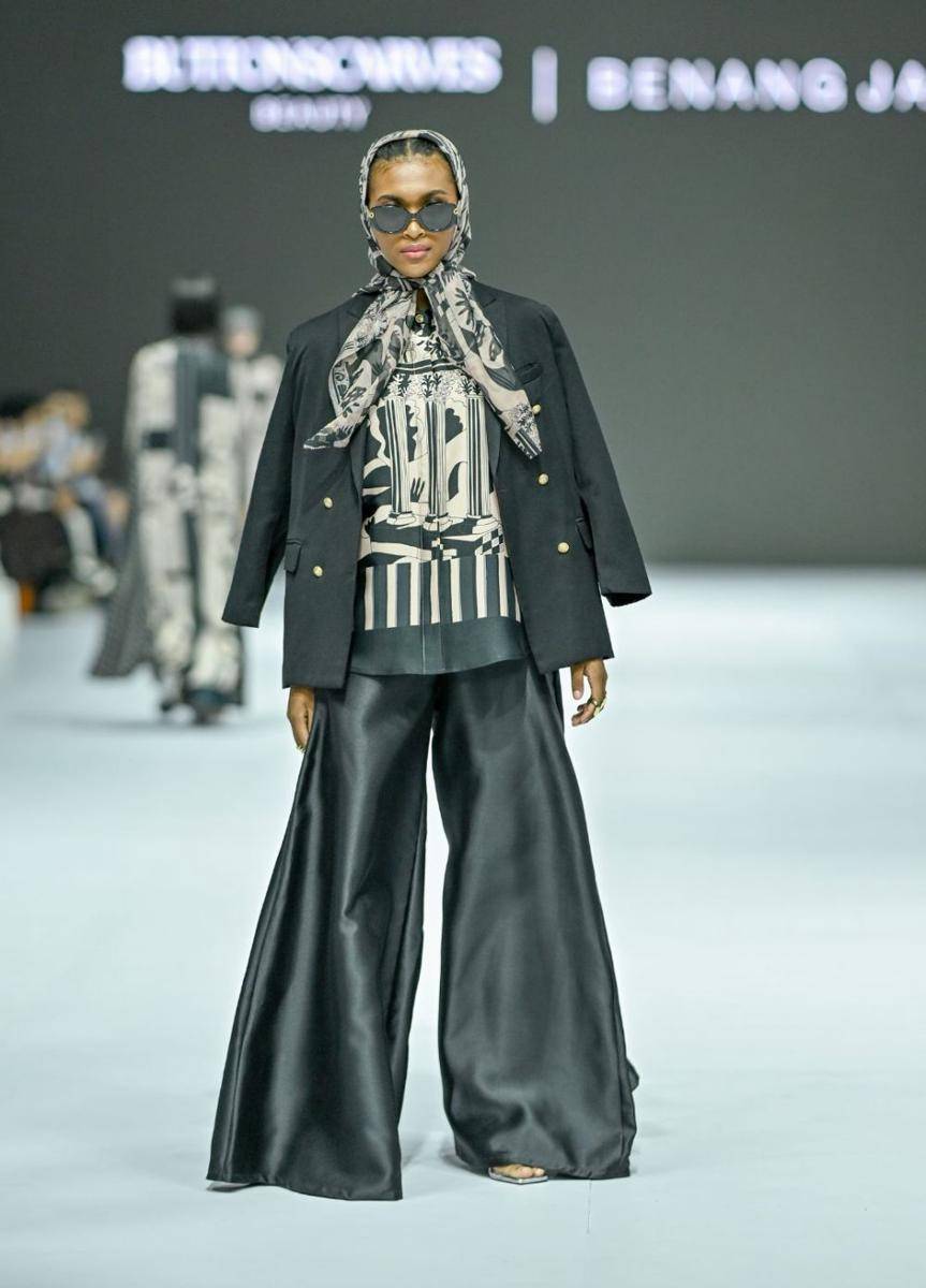 koleksi Modest dari Benang Jarum di JFW 2025 (dok. Jakarta Fashion Week/Dandy Hendrata)