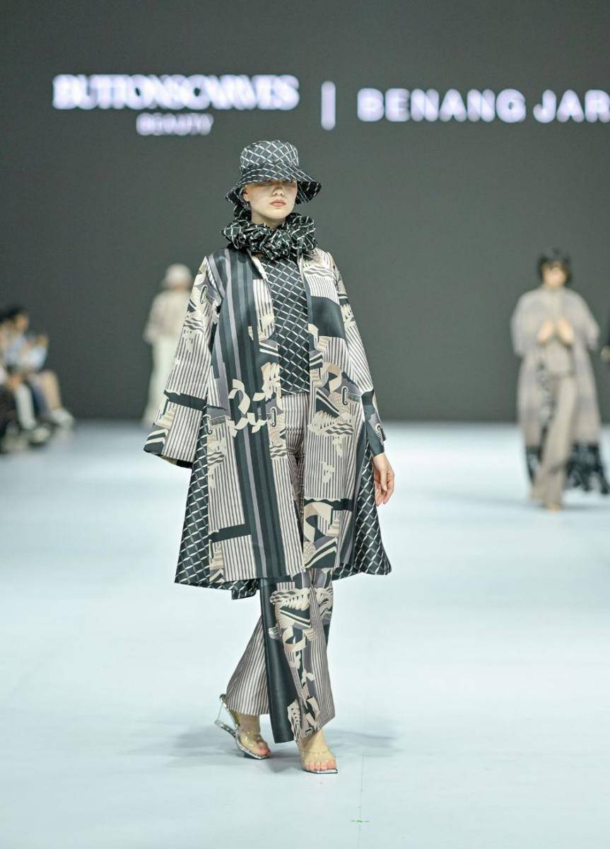 koleksi Modest dari Benang Jarum di JFW 2025 (dok. Jakarta Fashion Week/Dandy Hendrata)