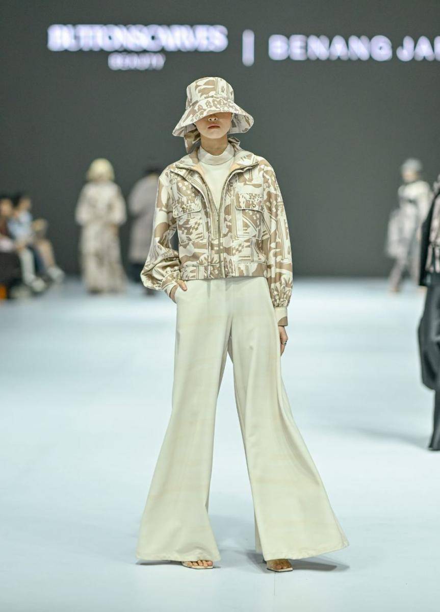 koleksi Modest dari Benang Jarum di JFW 2025 (dok. Jakarta Fashion Week/Dandy Hendrata)