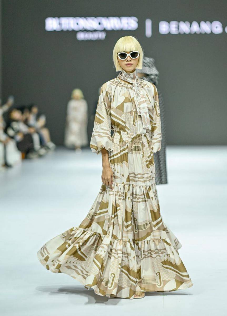 koleksi Modest dari Benang Jarum di JFW 2025 (dok. Jakarta Fashion Week/Dandy Hendrata)