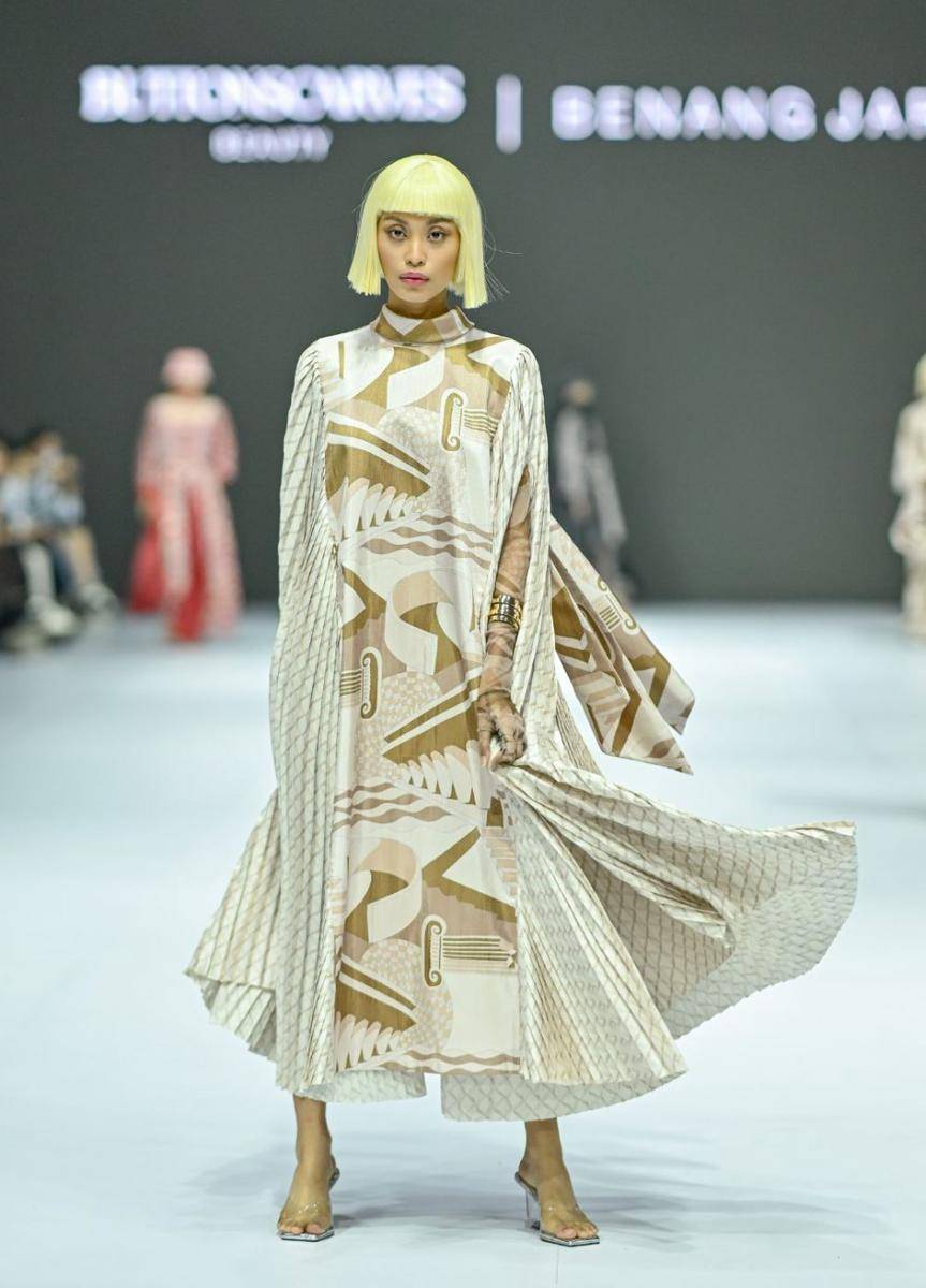 koleksi Modest dari Benang Jarum di JFW 2025 (dok. Jakarta Fashion Week/Dandy Hendrata)