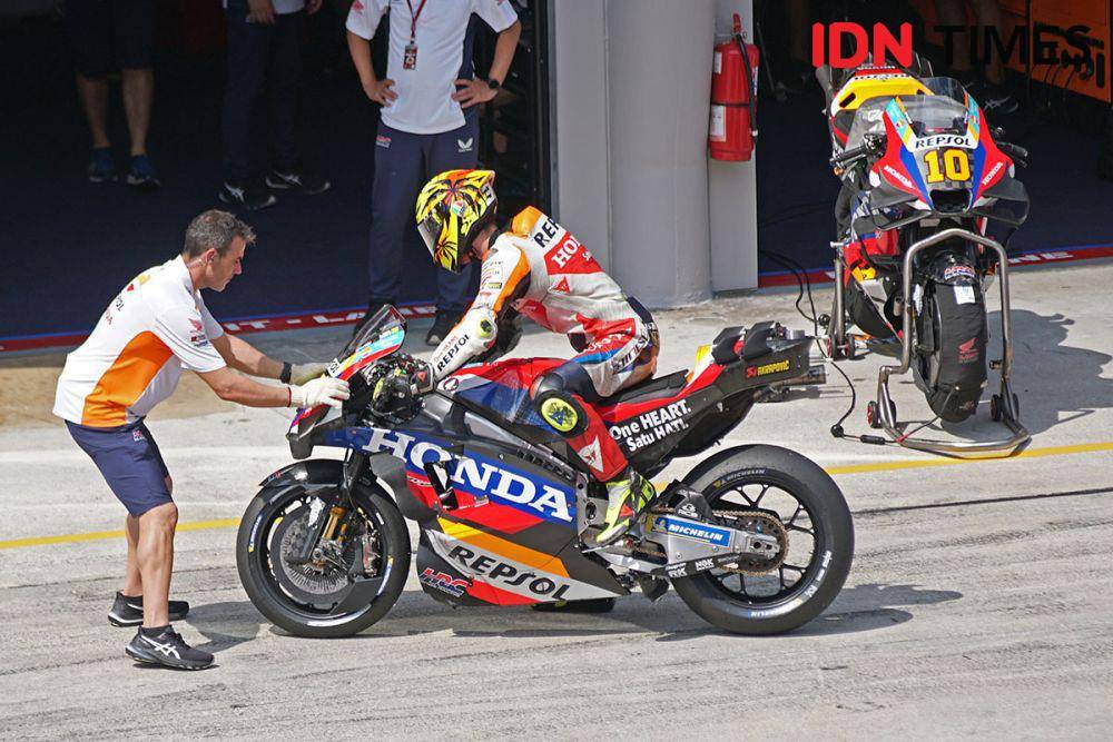 Pembalap Repsol Honda (HRC) Joan Mir di-paddock Sirkuit Sepang Malaysia. (IDN Times/Arifin Al Alamudi)