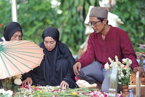 7 Potret Pemakaman Kaisar Anak Uwok Drummer Matta Band, Keluarga Tegar