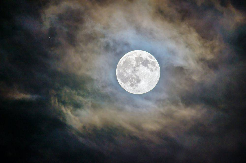 ilustrasi Bulan (unsplash.com/Ganapathy Kumar)