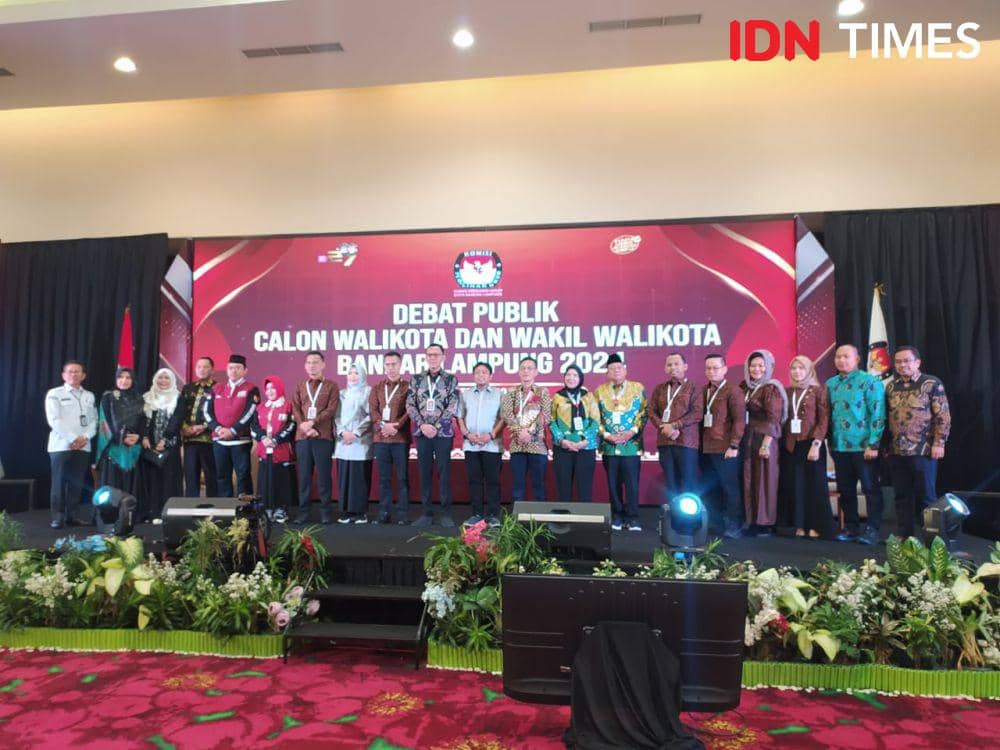 Foto bersama usai debat antara calon walikota bersama KPU dan Bawaslu Bandar Lampung. (IDN Times/Muhaimin)