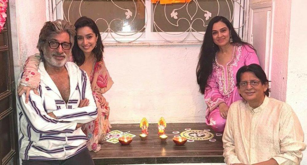 8 Potret Perayaan Diwali 2024 ala Klan Kapoor, Sambil Liburan!