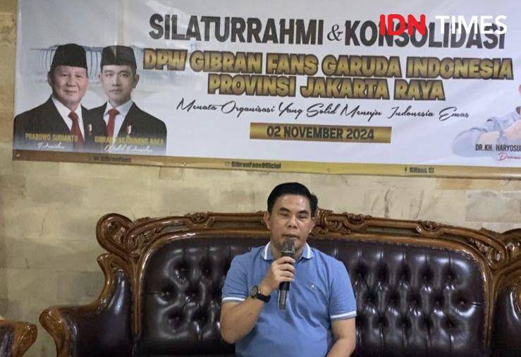 Pembina Gibran Fans Garuda Indonesia, Sulistio Dharmawan saat jumpa pers (IDN Times/Yosafat Diva Bayu Wisesa)