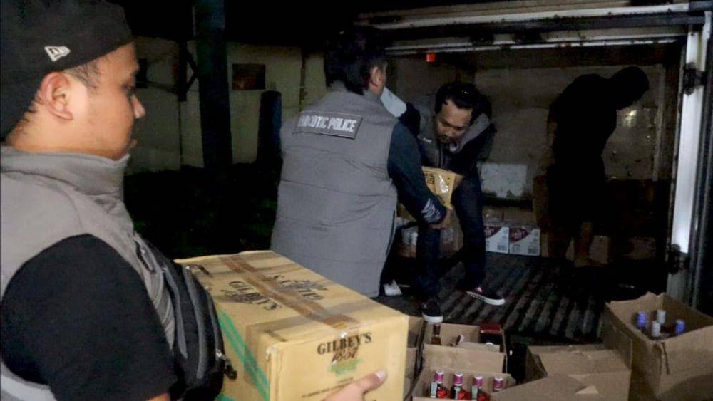 Polres Bantul razia ratusan botol miras dari outlet di Parangtritis.(IDN Times/Daruwaskita)