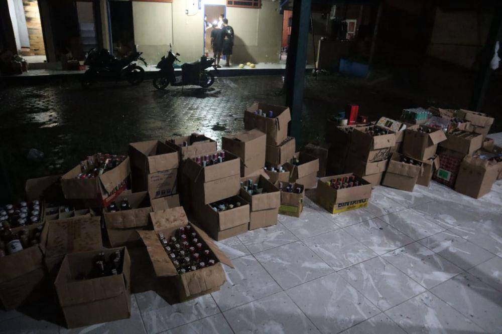 Polres Bantul razia ratusan botol miras dari outlet di Parangtritis.(IDN Times/Daruwaskita)