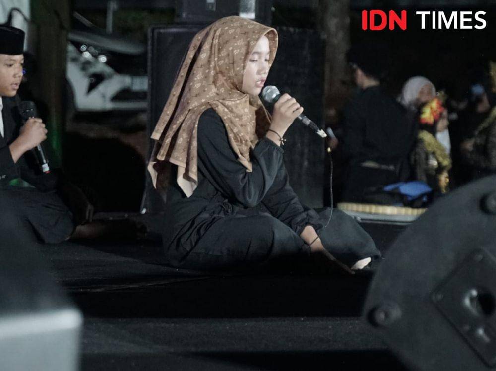 Seorang santriwati bersholawat saat hari santri di Yayasan Ar-Rois Cendekia. (IDN Times/Fariz Fardianto)