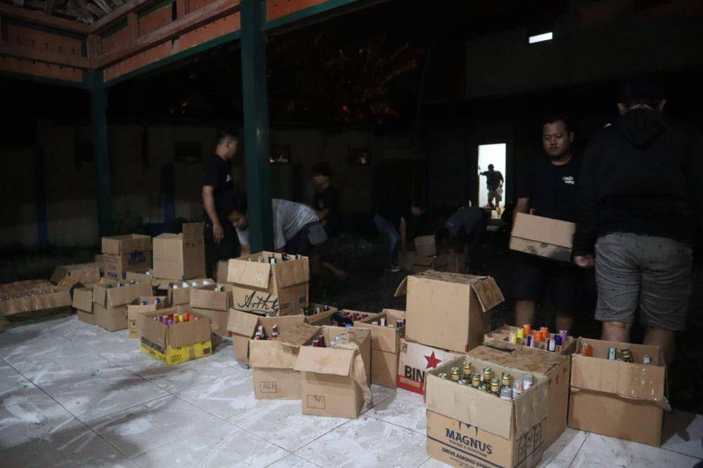Polres Bantul razia ratusan botol miras dari outlet di Parangtritis.(IDN Times/Daruwaskita)