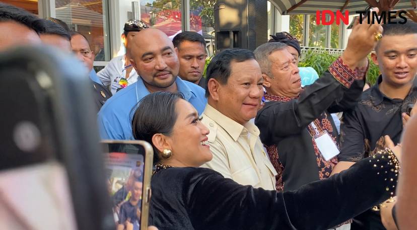 Momen simpatisan berswafoto dengan Prabowo. (IDN Times/Yuko Utami)
