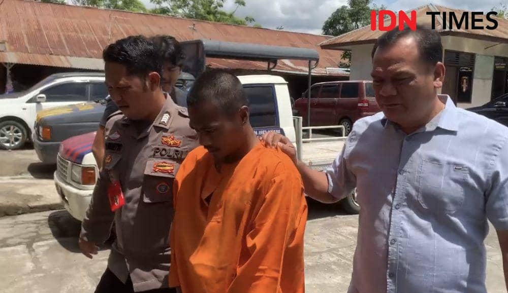 Personel Polsek Lubuk Kilangan menggiring tersangka (Foto:IDN Times/Halbert Caniago)