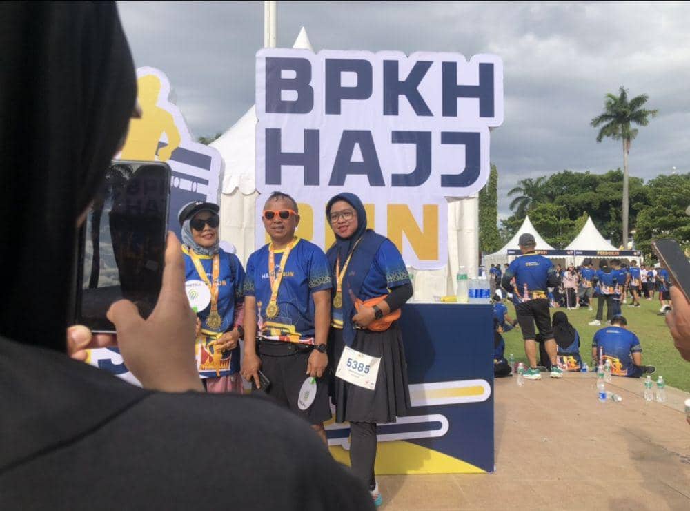 Peserta BPKH Hujj Run berswafoto (Foto: IDN Times/Halbert Caniago)