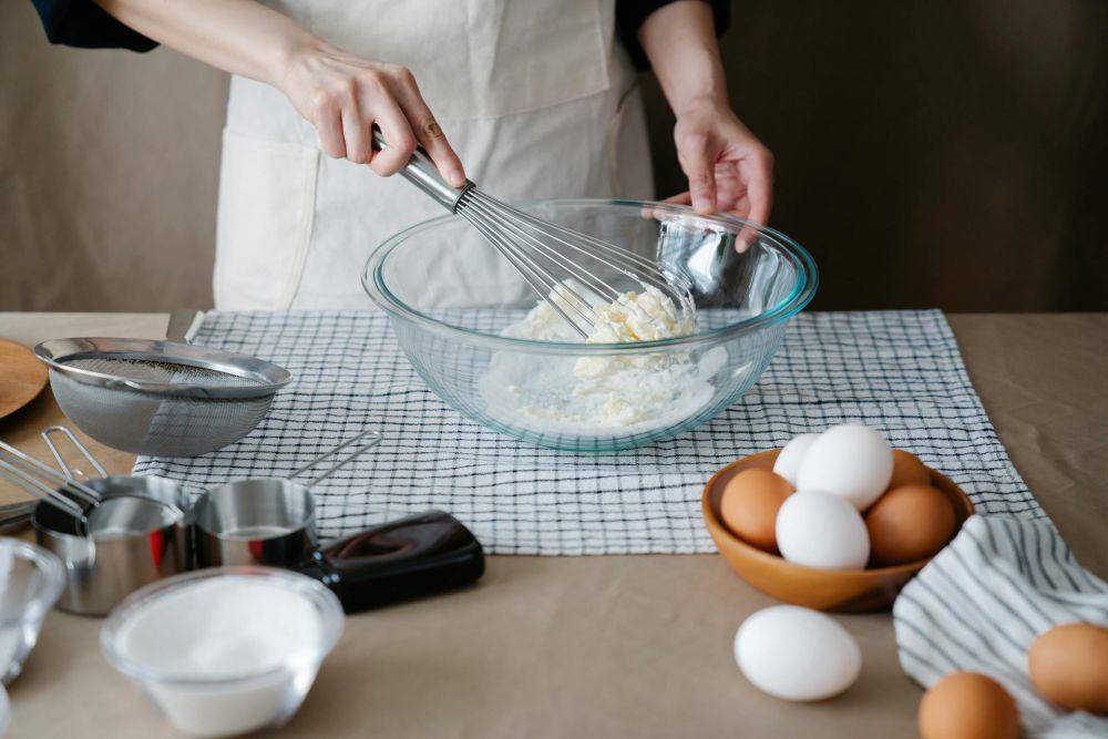 ilustrasi mengaduk adonan kue dengan baloon whisk (pexels.com/Felicity Tai)