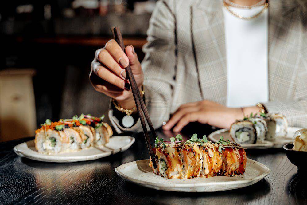 ilustrasi tamu memakan sushi (pexels.com/Ivan Samkov)