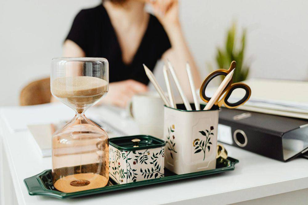 ilustrasi tempat pensil berbahan keramik (pexels.com/Photo By: Kaboompics.com)