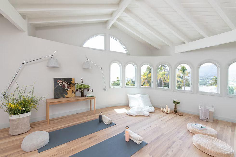 10 Inspirasi Desain Ruang Yoga di Rumah, Gak Perlu Mewah