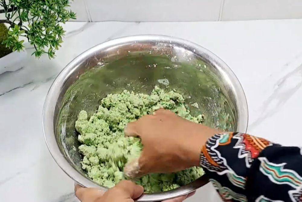 ilustrasi membuat adonan kue putu bambu (YouTube.com/Dapur Hasika)
