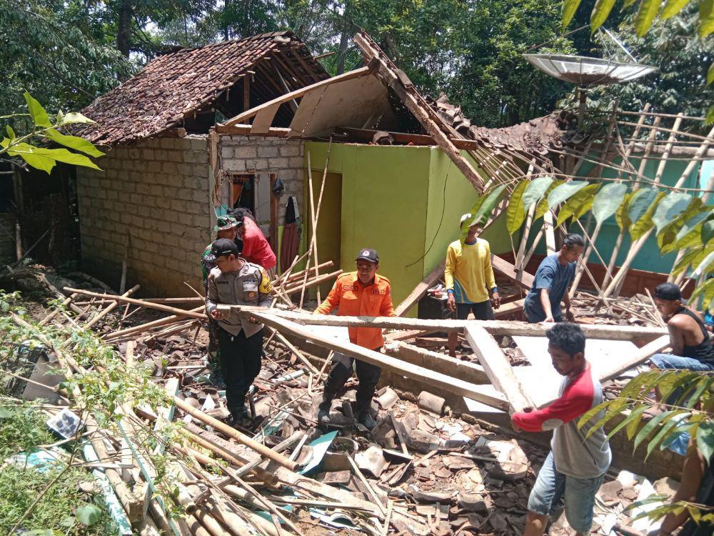 Lansia di Trenggalek Tertimpa Atap Rumahnya yang Roboh