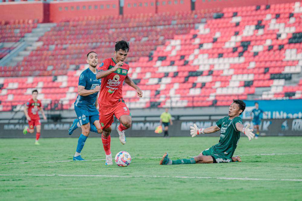 Rizky Dwi saat mencoba mengecoh penjaga gawang PSIS Semarang. (Persebaya)