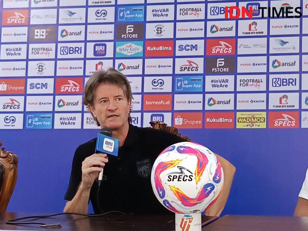 Pelatih Borneo FC, Pieter Huistra memuji penampilan anak asuhnya saat menang atas Dewa United, Sabtu (2/11/2024). (IDN Times/Erik Alfian)