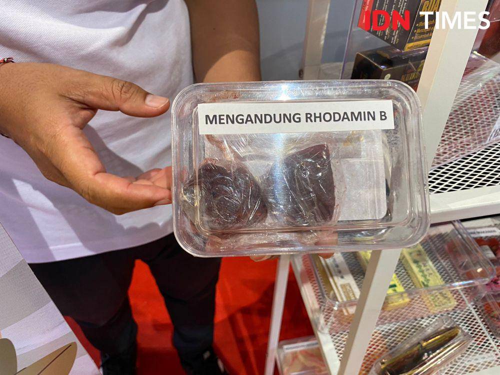 Terasi tanpa merek yang mengandung rhodamin b, bahaya buat tubuh. (IDN Times/Yuko Utami)