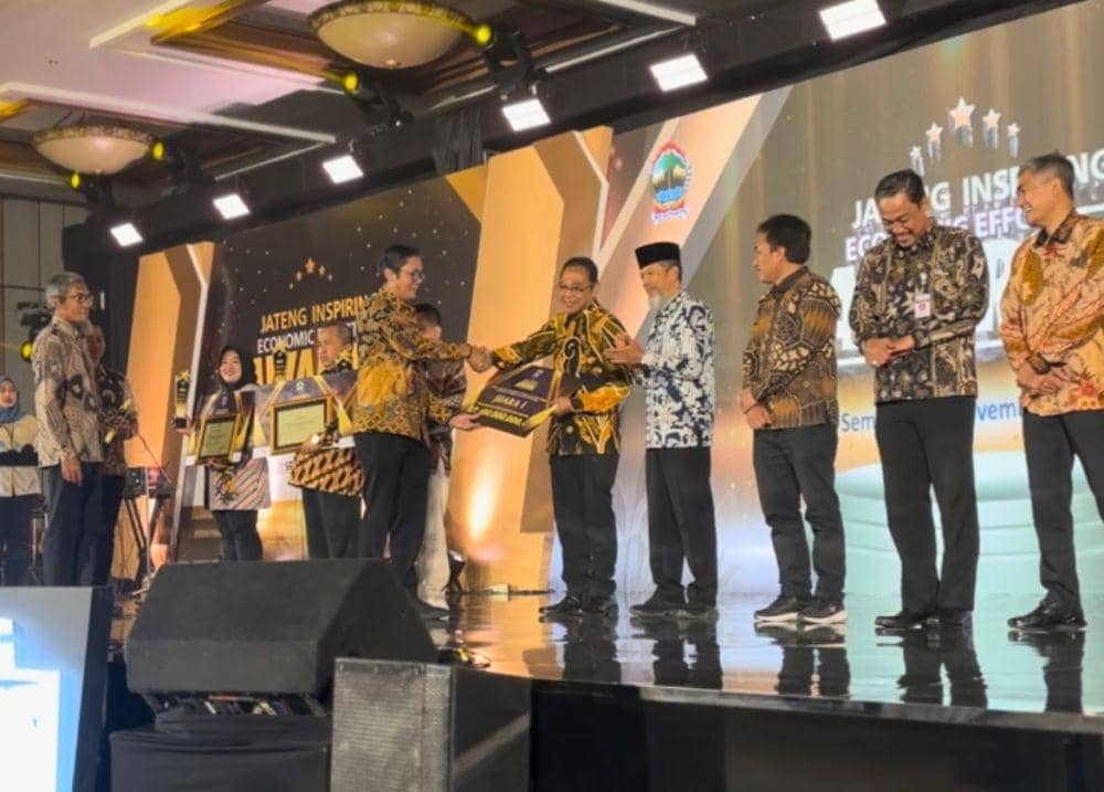 Pemerintah Kota Semarang meraih Juara I kategori Tim Pengendali Inflasi Daerah (TPID) Kabupaten/Kota Wilayah Indeks Harga Konsumen (IHK) Terbaik pada ajang Jateng Inspiring Economic Effort Awards 2024. (dok. Pemkot Semarang)