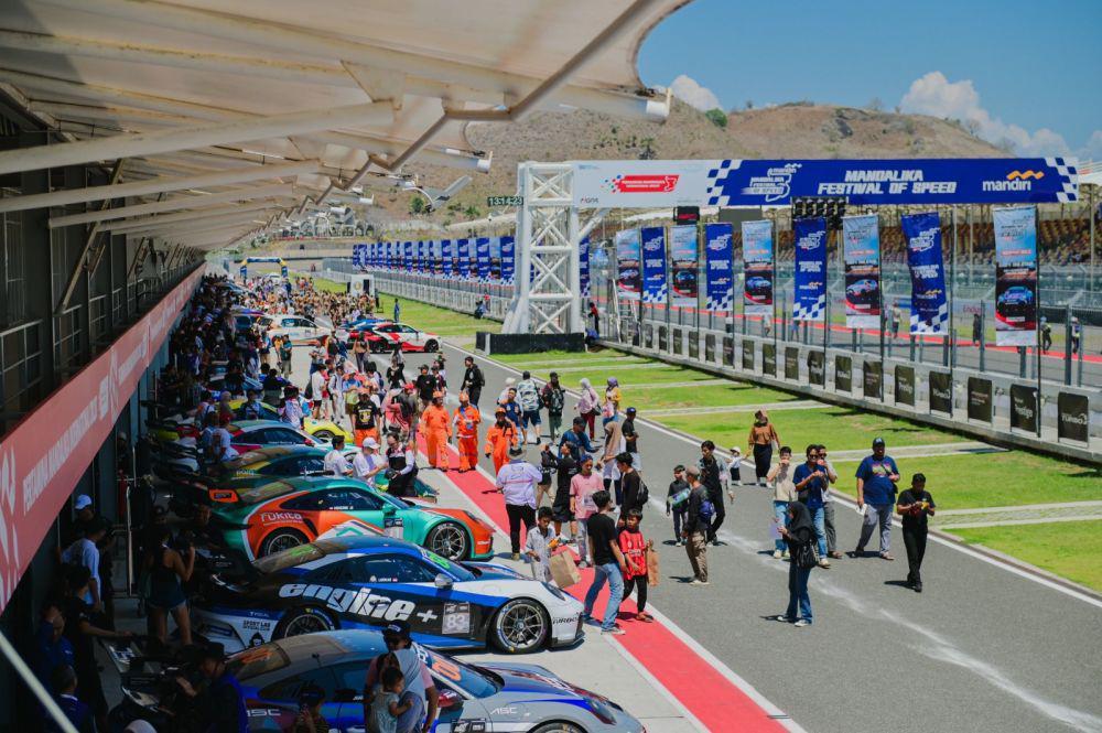 Serunya Pit Walk di Mandiri Mandalika Festival of Speed 2024