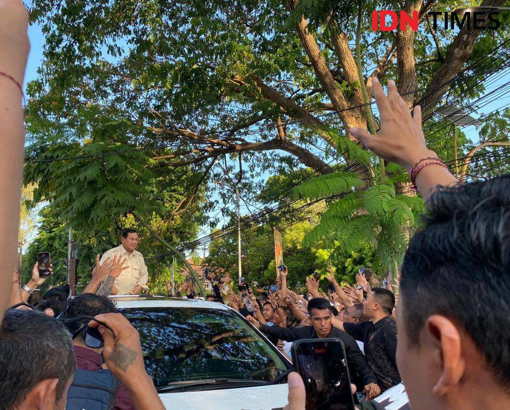 Para simpatisan menunggu baju kaos yang dibagikan Prabowo. (IDN Times/Yuko Utami)